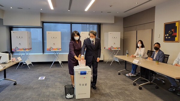 홍상우 총영사와 부인 이문주씨가 23일 투표를 했다  