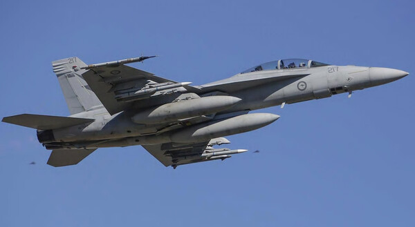 호주 공군 슈퍼호넷 전투기가 사정거리 900km의 공대지미사일을 3년 조기 장착할 계획이다  