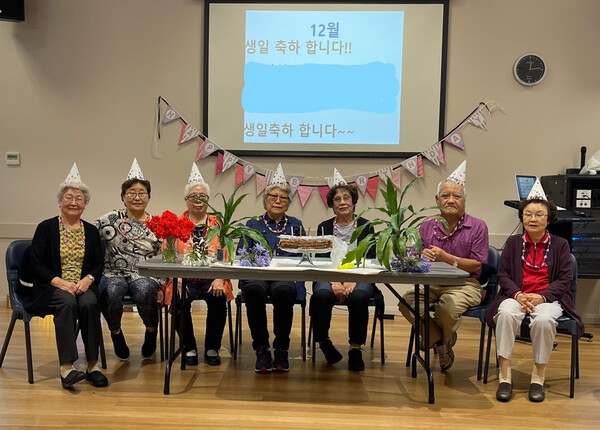 솔잎 그룹의 생일 파티 모습