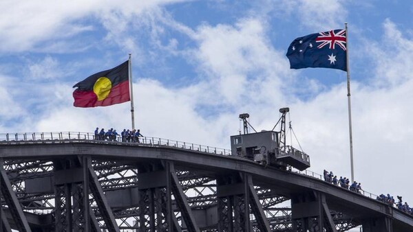 항상 호주 국기와 함께 게양되는 호주 원주민 국기의 모습 (사진출처_ SHEPPARTON NEWS)