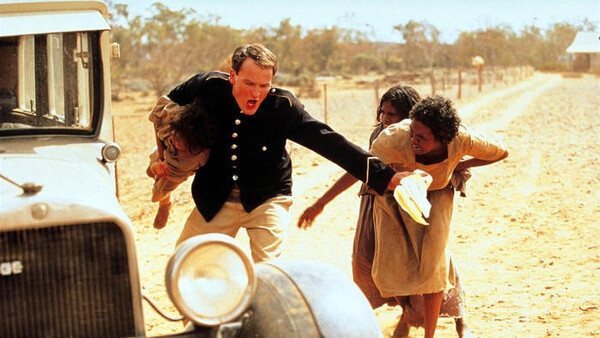 호주 원주민 세 자매가 도둑맞은 세대에 속하지 않기 위해 1500마일에 걸친 탈출을 하는 실화를 바탕으로 한 영화 “토끼 울타리(Rabbit Proof Fence)” 중 한 장면 ( 사진 출처_ The film Rabbit Proof Fence(2002)