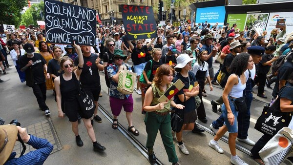 2020년 오스트레일리아 데이 때 멜번 시티에서 ‘침략의 날 항의 시위(Invasion Day rally)’를 하는 시민들