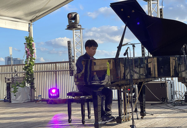 2021년 세계 장애인의 날을 맞이해서 피아노 독주를 하는 죠나단 양과 제임스 윤