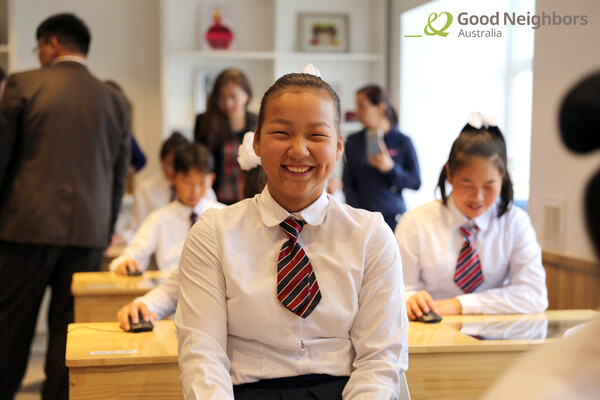 학교 교복을 입고 환하게 웃고 있는 몽골 여아의 모습 (사진출처_굿네이버스)