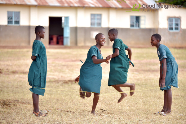 학교에서 친구들과 함께 즐겁고 놀고 있는 여아들의 모습 (사진출처_굿네이버스)