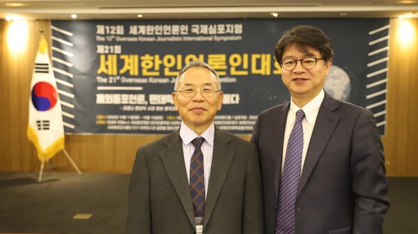 김명곤 세언협 회장(왼쪽)과 성기홍 연합뉴스 사장