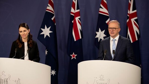 제신다 아던 뉴질랜드 총리(왼쪽)와 앤소니 알바니지 호주 총리의 시드니 정상 회담 후 공동 기자회견