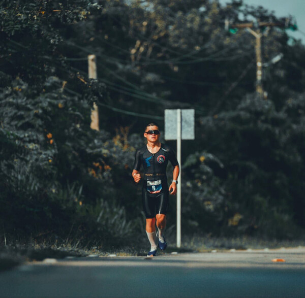멕시코의 습도를 견디며 50km 달리기 코스에 임하는 송형진 선수