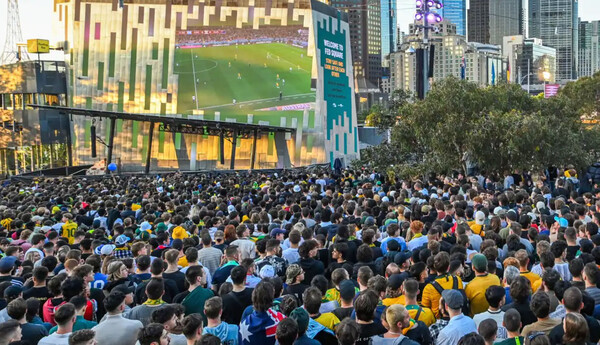 멜번 페더레이션광장에서 많은 사람들이 월드컵을 함께 시청했다 