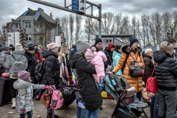 러시아 침공 이후 우크라이나를 떠나는 우크라이나 난민들의 모습 (사진출처_ The New York Times)