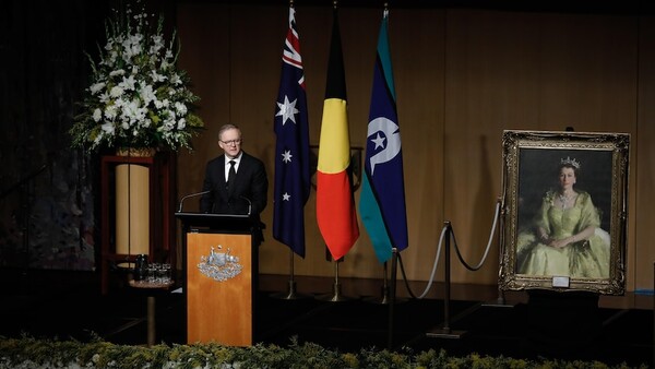 앤소니 알바니지 총리가 호주 의사당에서 열린 추모식에서 조사를 읽고 있다 