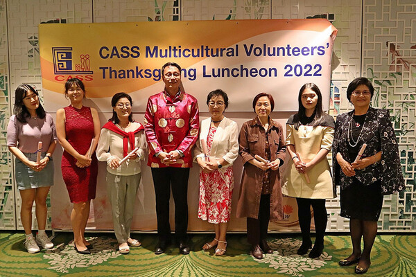 카스 자원봉사자 모임인 ‘바이올렛’ 회원들과 보 저우 카스 회장이 함께. 