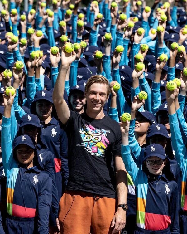 2023 호주오픈에 출전한 캐나다의 데니스 샤포발로프 선수가 지난 주말 열린 볼키즈 발대식에 참석했다.