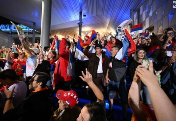 세르비아 응원단이 2023 호주오픈 남자단식 결승에서 노박 조코비치의 우승을 축하하고 있다. (출처: AAP)