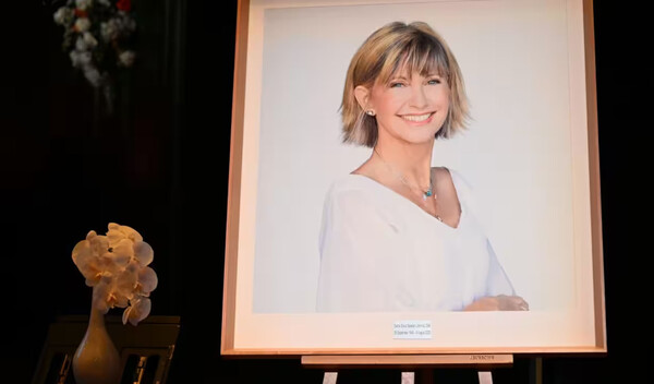 26일 故올리비아 뉴튼존의 추모식이 열린 멜번 아츠센터 무대에 그녀의 사진이 놓여있다. (출처 AAP)