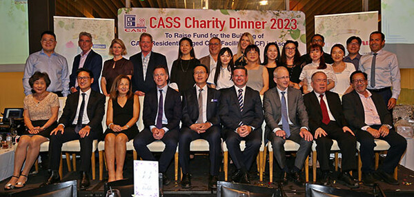 카스(CASS) 2023 자선 디너행사에 참여한 VIP들과 골드 스폰서가 함께한 모습