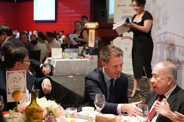 헨리 판 카스 창립자 겸 명예 경영 대표와 NSW 크리스 민스 야당 대표가 대화를 나누고 있다.