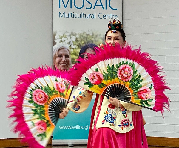 모자이크 다문화센터 29주년을 맞이하여 한국 부채춤 공연을 하고 있다