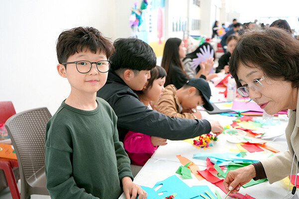 Art & Craft를 체험하고 있는 어린이 참가자
