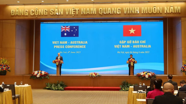 양국 총리들이 하노이에서 호주-베트남 정상회담 후 공동 기자회견을 가졌다 