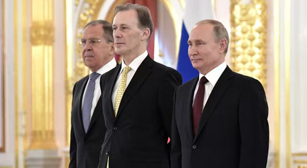 (왼쪽부터) 세르게이 라브로프 러시아 외교장관, 그래임 미핸 주러시아 호주대사, 블라디미르 푸틴 러시아 대통령
