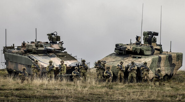 호주 육군 7대대 (7th Battalion, Royal Australian Regiment) 장병들이 빅토리아 퍼커펀얄 군기자에서 한화(Hanwha Defence Australia)의 레드백 장갑차와 독일 레이메탈 링크스(Lynx) KF4 장갑차(Infantry Fighting Vehicle)를 이용한 시범 훈련을 하고 있다