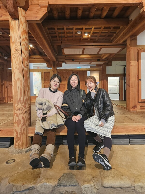 주시드니한국문화원을 방문한 작가들(좌측부터 김아라, 김윤정, 서혜림 작가) 