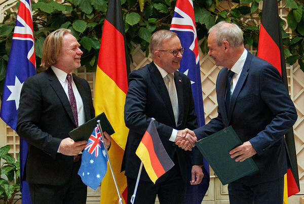 알바니지 총리는 퀸즐랜드주에서 독일 장갑차 복서를 생산한다는 원칙적인 계약을 독일과 체결했다.(사진: 총리 트위터)