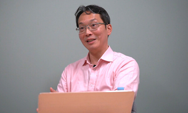 한호일보와 인터뷰 하고 있는 있는 곽제웅 교수