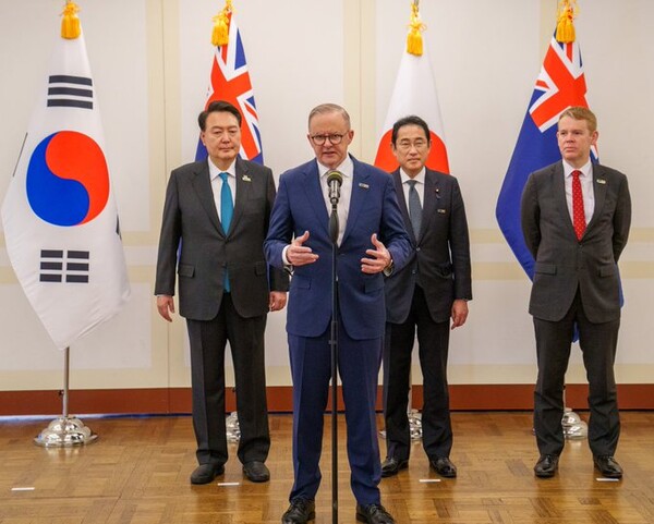 왼쪽부터 윤석열 한국 대통령, 앤소니 알바니지 총리, 기시다 후미오 일본 총리, 크리스 힙킨스 뉴질랜드 총리(사진: 총리 트위터)