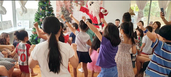 2019년 당시 버큼힐 패밀리 데이 케어 센터 스포츠 선생님이 산타로 분장한 ‘7월의 크리스마스 파티’ 모습.