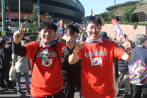 대한민국 여자축구팀을 응원하기 위해 멜번에서 온 청년들
