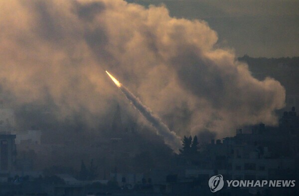 하마스가 이스라엘을 향해 발사한 로켓.(사진:연합뉴스)