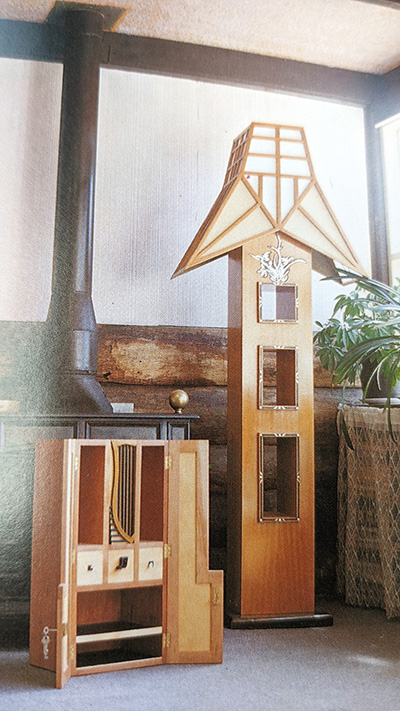 , 한국 창호지, 나전, 킹빌리 호주 목재 사용한1991년 작. 개인 소장. 작가는 한국 전통가구를 현대적 디자인으로 승화시키는 작업에 주력해 왔다. 