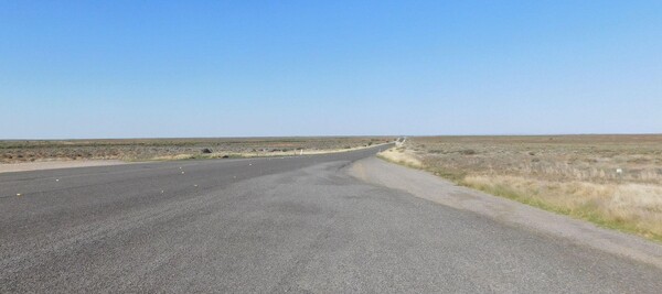 브로큰 힐(Broken Hill)로 향하는 도로. 끝이 보이지 않는 평원을 가로지른다.
