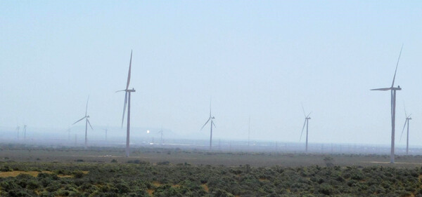셀 수없이 많은 풍력 발전기가 세워져 있다. 
