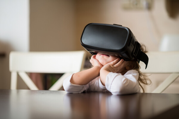 VR 해드셋을 착용한 어린이(사진:shutterstock)