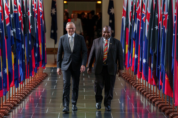 앤소니 알바니지 총리(왼쪽)과 호주를 방문한 제임스 마라페 파푸아뉴기니 총리(오른쪽)(사진:알바니지 총리 엑스)