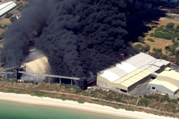 해변 옆에 있는 퍼스의 중공업 단지 공장에서 불이 나고 있다.(사진:ABC)