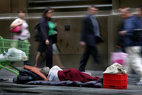 길거리에서 자고 있는 한 노숙인