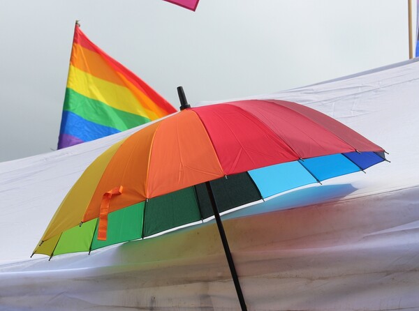 마디 그라 페어 데이에 판매하는 우산(사진:shutterstock)