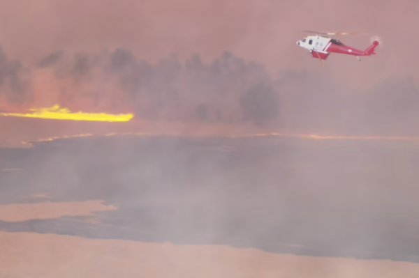 수십대의 항공기가 빅토리아 서부 화재 진압에 투입됐다. 