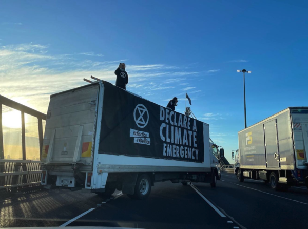 환경단체 활동가 3명이 멜버른 다리 위에 트럭을 세우고 시위를 하고 있다.(사진:멸종저항 페이스북)