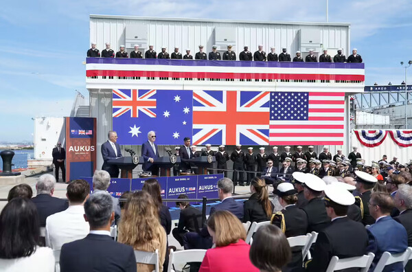 3월 오커스 3국 정상들이 미 해군기지에서 호주의 핵잠 계획을 발표했다
