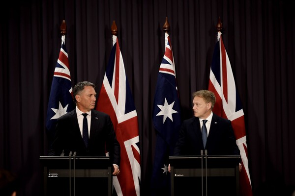 리처드 말스 호주 국방장관(왼쪽)과 그랜트 샙스 영국 국방장관(오른쪽)(사진:엑스)