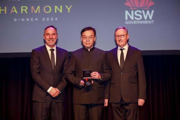 스티븐 리 카스 회장(가운데)이 카스를 대표해 지하드 딥 장관(왼쪽)으로부터 ‘비영리 기업 우수상’ 메달을 받았다.